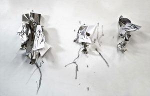 Triple Folds | 2022 | Aluminium, Cutous, Faltung, Zeichnung, Magnete, Sprayfarbe | Ansicht im Atelier