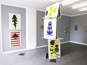 Alix Stadtbäumer | „House of Cards“, (Ansicht: Galerie OQBO Berlin), 2016, Linol- und Holzdrucke auf Karton, je 100 x 70 cm Gesamthöhe: 380 cm